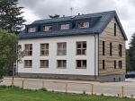 Stavební úpravy, nástavba a přístavba bytového domu Deštné v Orlických horách